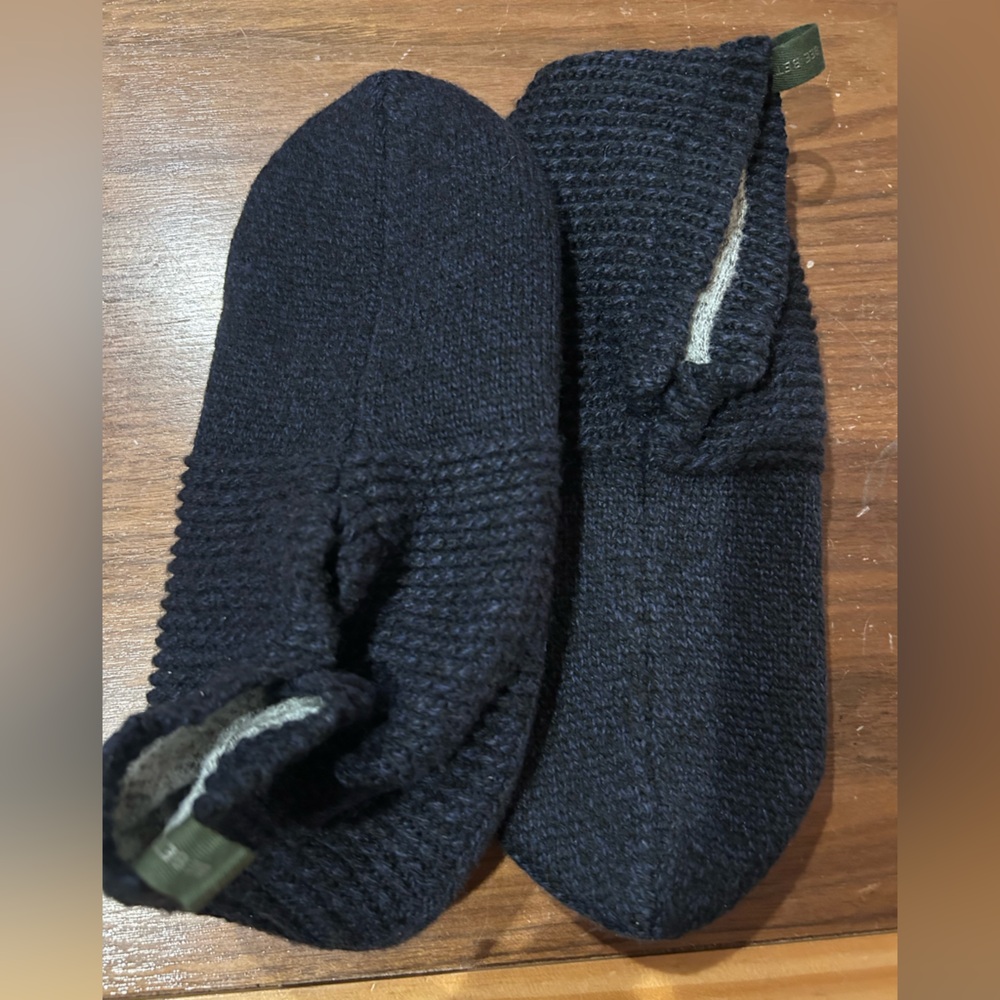 Bombas men’s gripper slippers- Navy, medium. Nwt